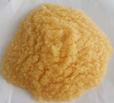 軟化樹脂是專用于軟化硬水的一種專用樹脂，通過離子交換技術(shù)，使水的硬度小于50 mg/L(CaCO3)。離子交換是一種特殊的動態(tài)吸附過程，一般是由不溶于水的離子交換劑在電解質(zhì)溶液中進行，這種離子交換劑即為離子交換樹脂。